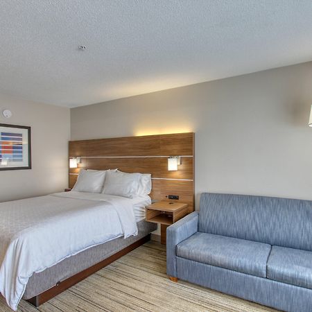 Holiday Inn Express Hotel & Suites Oshkosh - State Route 41 By Ihg Dış mekan fotoğraf
