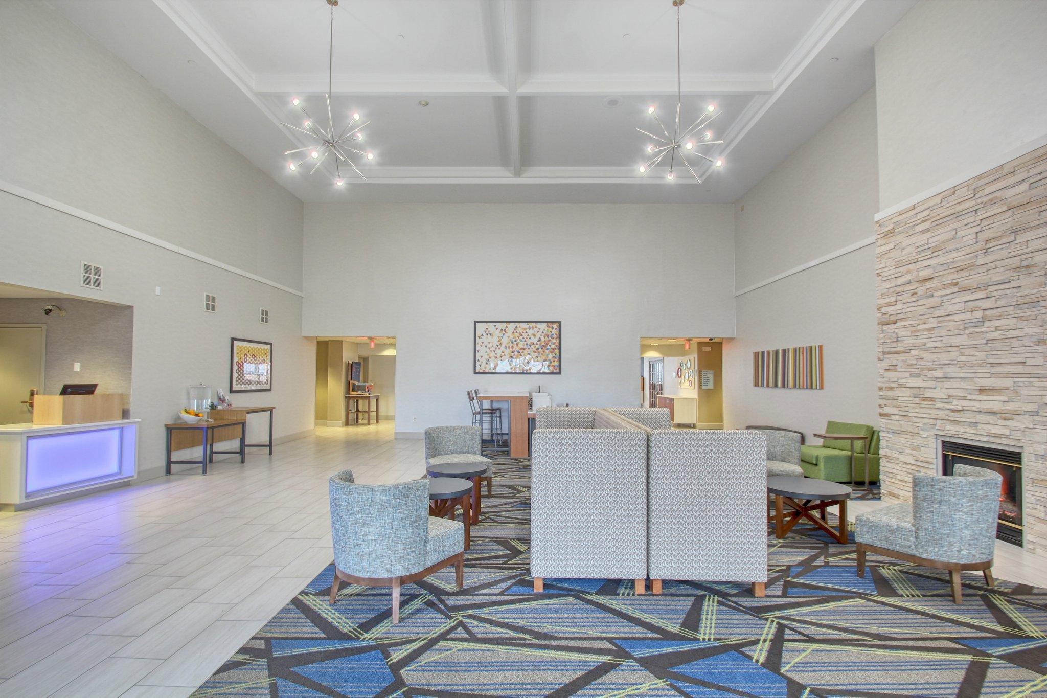 Holiday Inn Express Hotel & Suites Oshkosh - State Route 41 By Ihg Dış mekan fotoğraf