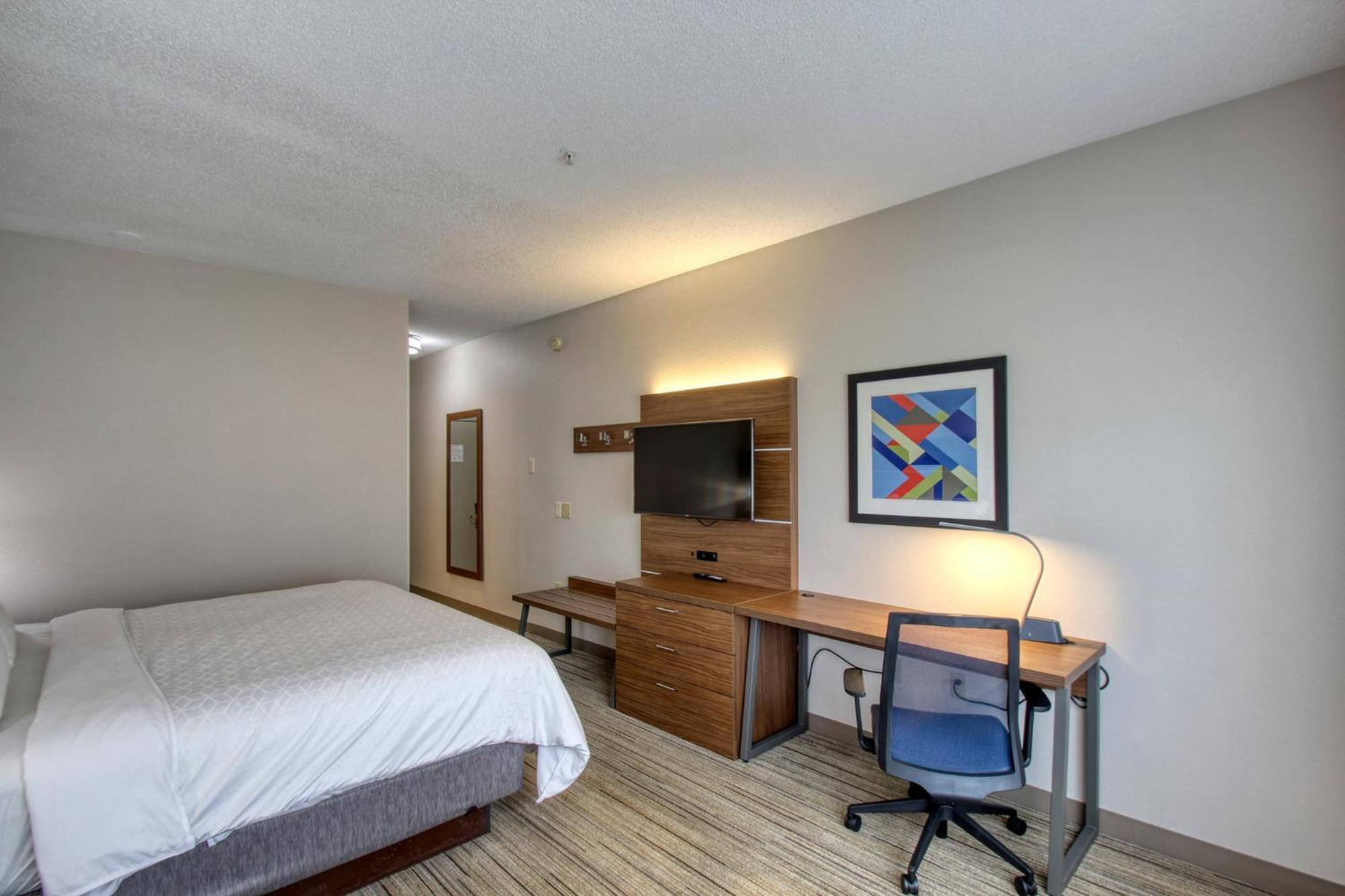 Holiday Inn Express Hotel & Suites Oshkosh - State Route 41 By Ihg Dış mekan fotoğraf