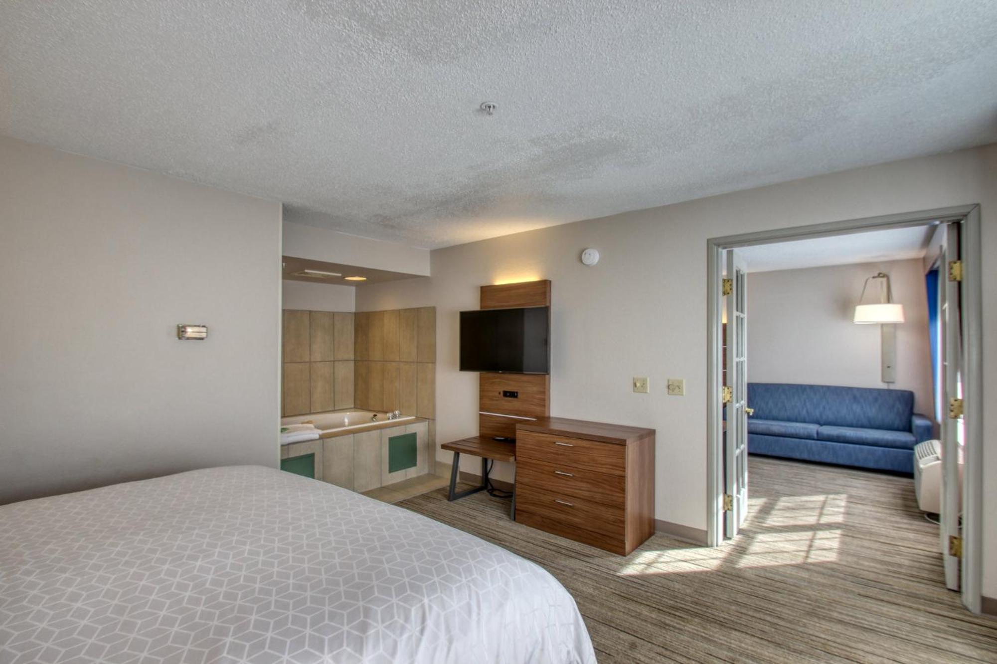 Holiday Inn Express Hotel & Suites Oshkosh - State Route 41 By Ihg Dış mekan fotoğraf
