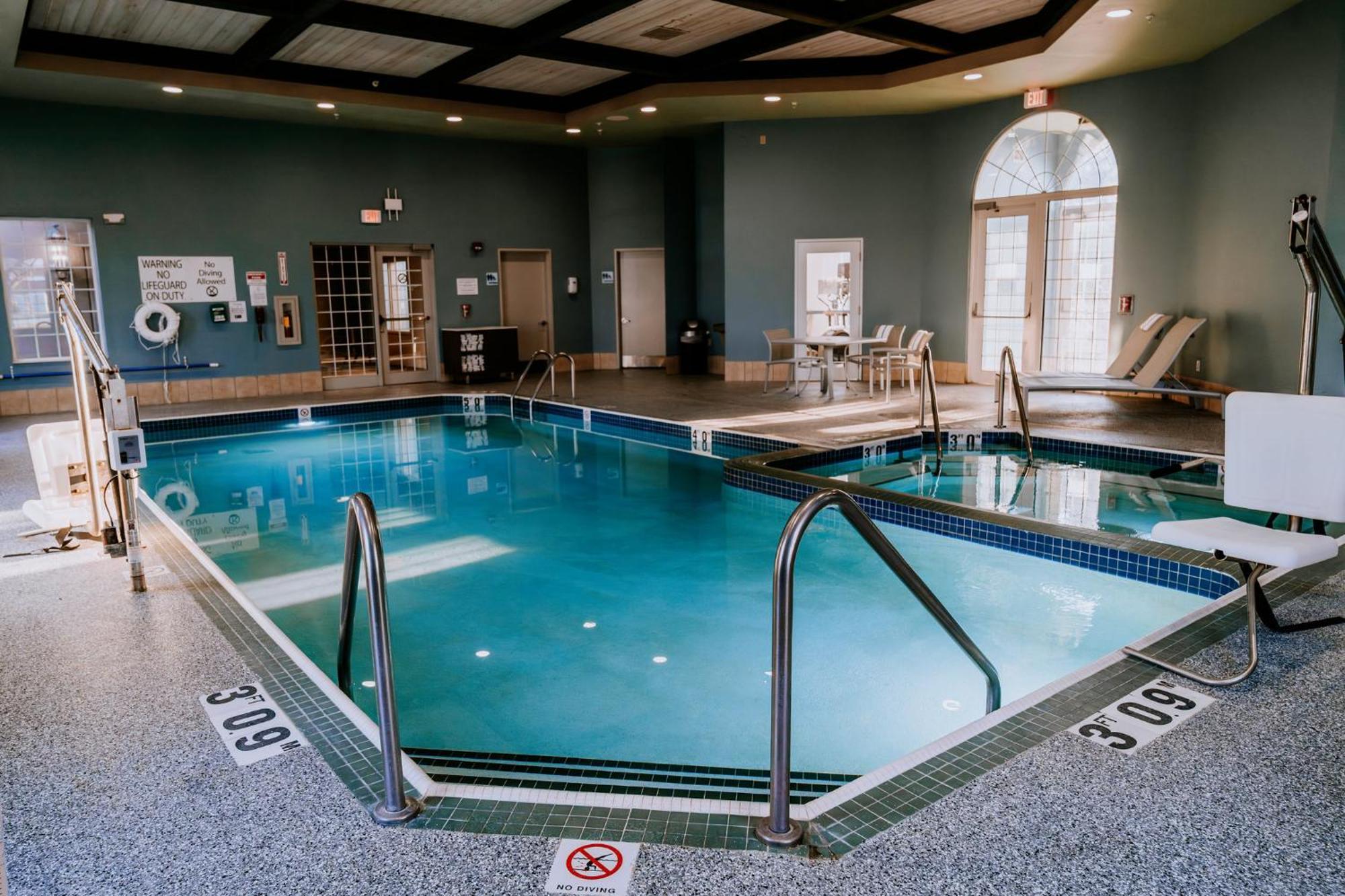 Holiday Inn Express Hotel & Suites Oshkosh - State Route 41 By Ihg Dış mekan fotoğraf