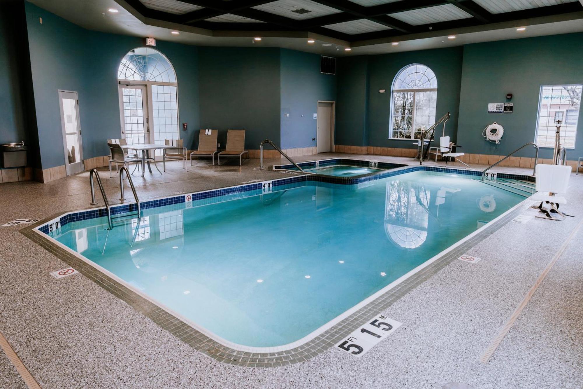 Holiday Inn Express Hotel & Suites Oshkosh - State Route 41 By Ihg Dış mekan fotoğraf