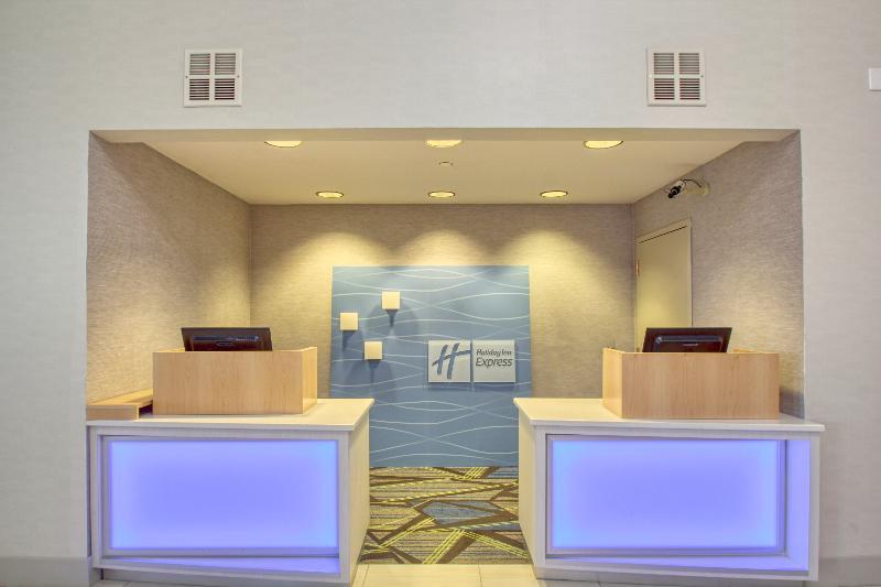 Holiday Inn Express Hotel & Suites Oshkosh - State Route 41 By Ihg Dış mekan fotoğraf