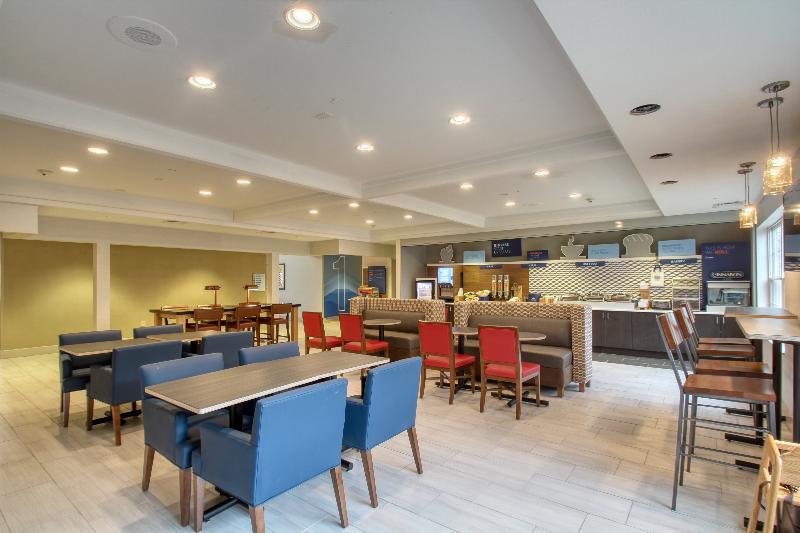 Holiday Inn Express Hotel & Suites Oshkosh - State Route 41 By Ihg Dış mekan fotoğraf