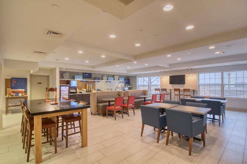 Holiday Inn Express Hotel & Suites Oshkosh - State Route 41 By Ihg Dış mekan fotoğraf
